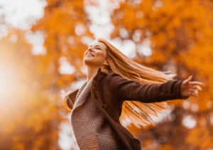 Femme heureuse en automne